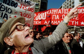 <p>Os cortes de salários e pensões, que têm gerado ondas de protesto, vão agravar a recessão, diz Münchau</p>