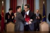 O presidente da China Three Gorges, Cao Guangjing (à esq.), cumprimenta o CEO da EDP, António Mexia, na assinatura do contrato promessa