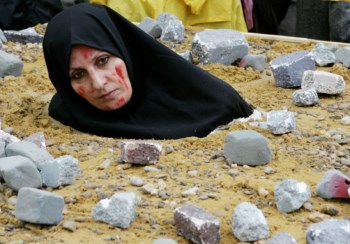 Activista num protesto contra a morte por apedrejamento no Irão