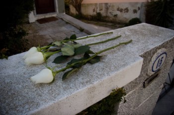 No muro da vivenda onde tudo aconteceu alguém deixou três rosas brancas