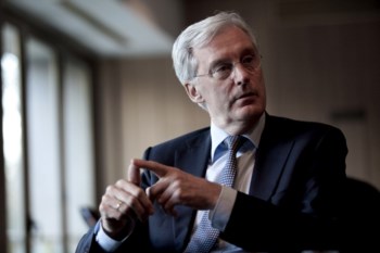 <p>Ben Knapen diz que quem viveu acima das possibilidades tem agora de pagar o preço</p>