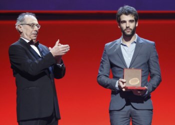 João Salaviza recebeu o Urso de Ouro das mãos do realizador Dieter Kosslick