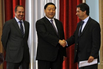 <p>O contrato promessa de compra de 25% da REN foi ontem assinado por Liu Zhenya, presidente da State Grid</p>