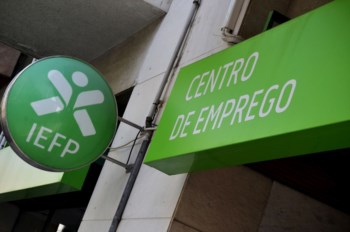 <p>Governo propõe-se captar 2500 ofertas de emprego e colocar três mil desempregados por mês</p>