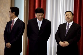 <p>Liu Zhenya, presidente da State Grid (na foto, à dir.), deslocou-se na semana passada a Lisboa para assinar o compromisso de compra de 25% da REN</p>