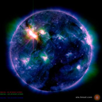 Foto da NASA pondo em relevo a erupção solar