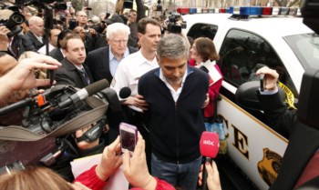 George Clooney esta manhã durante a detenção