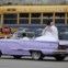 Noivo e noiva em desfile pela cidade