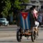 Táxi a pedal engalanado com bandeira cubana