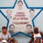 À conversa com um mural dedicado a cinco agentes cubanos presos nos EUA há uma década (Julho 2010)