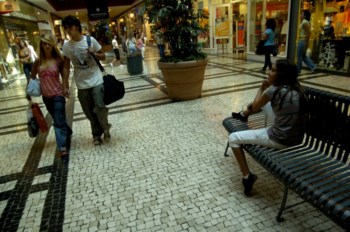 <p>Cada português que visitou um centro comercial gastou 10% menos em 2011, face a 2010</p>
