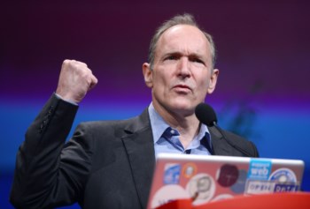 Tim Berners-Lee defende que a vigilância estatal a praticamente todos os domínios da Internet é uma “destruição dos direitos humanos”