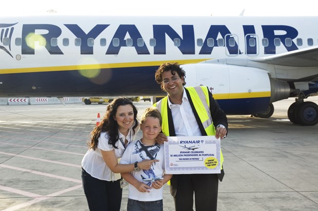 Joana Henriques e Daniel de Carvalho da Ryanair com Ronan Lawlor, o passageiro 10m em Portugal