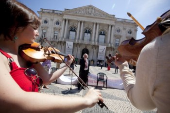 Músicos da Orquestra Metropolitana de Lisboa tocaram defronte da Cmara de Lisboa em protesto contra o despedimento de sete profissionais