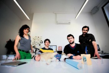 <p>A equipa da Claan, com o cão Vincent van Dog</p>