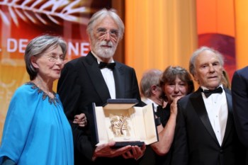 Michael Haneke segura a Palma de Ouro com a actriz Emmanuelle Riva (à esquerda) e Jean-Louis Trintignan (à direita)