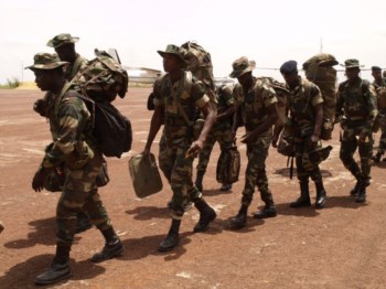 Soldados nigerianos à chegada a Bissau, para integrar força da CEDEAO