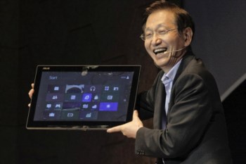 O presidente da Asus, Jonney Shih, com o tablet de 18,4 polegadas que também pode ser usado como computador