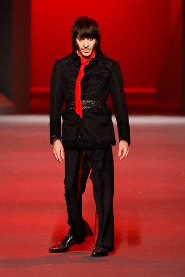 John Galliano no final da apresentação da colecção Dior Primavera/Verão 2011, em Paris