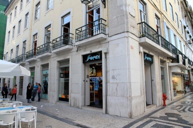 Vista exterior da loja Samadi na baixa lisboeta