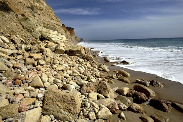 Imagem de arquivo da Praia de Porto de Mós com visíveis sinais de erosão