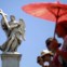 Itália, Roma | Turistas em passeio protegem-se do sol durante um quente dia romano. 2011. 07.16 | 