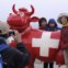 Suíça, Zermatt | Turistas japoneses posam para foto com uma das típicas esculturas de vacas. 2011.07.19 | 