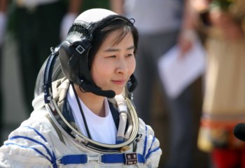 Liu Yang, de 33 anos, é a primeira chinesa no espaço