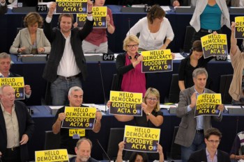 Deputados europeus mostram cartazes durante a votação