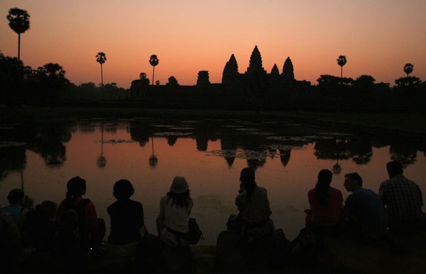 Turistas aguardam o Sol sobre Angkor