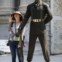 Turquia, Istambul, 31.07.2011| Uma turista sul-coreana posa ao lado de um soldado turco da guarda do palácio-museu Dolmabahce. 
