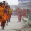 Nepal, Katmandu, 1.8.2011 | Devotos hindus participam na peregrinação Bol Bom, em honra de Shiva. Entoam o nome do deus enquanto percorrem 15km, descalços, até ao templo Pashupatinath, pedindo saúde, riqueza e felicidade. 