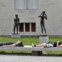 Eslovénia, Ljubljana, 1.8.2011 | Turistas descansam em frente à Galeria de Arte Moderna de Ljubljana.