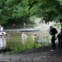 Roménia, 03.08.2011 | Um casal cobre-se de lama do lago salgado de Sovata, que se crê benéfica para muitas coisas, incluindo para tratamento de reumatismo e infertilidade. O lago fica a 346km a norte de Bucareste. 