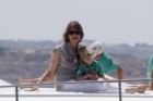 A rainha Sofia sorri, a bordo da lancha "Somni", com a neta Irene sobre as pernas, no primeiro dia da regata da Copa do Rei