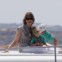 A rainha Sofia sorri, a bordo da lancha "Somni", com a neta Irene sobre as pernas, no primeiro dia da regata da Copa do Rei