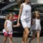 A princesa Letizia caminha com as filhas pela mão, as infantas Sofia e Leonor