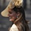 Pormenor do chapéu, desenhado por Gina Foster, usado por Kate no casamento de Zara Phillips