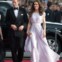 O duque e a duquesa, com um vestido assinado por Sarah Burton, à chegada ao jantar de gala promovido pela Academia Britânica das Artes do Cinema e da Televisão, em Los Angeles