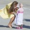 À chegada ao aeroporto de Calgary, em Alberta (Canadá), a duquesa, num bonito vestido amarelo Jenny Packham, foi surpreendida por uma menina que desejava um dia conhecer uma princesa