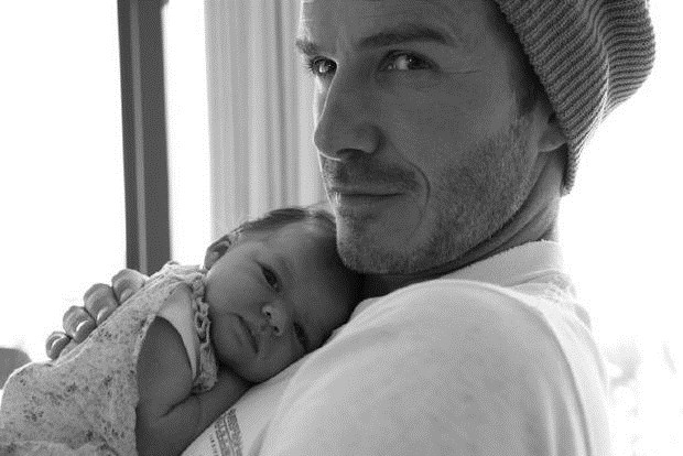 Família Beckham exibe orgulhosamente imagens da filha