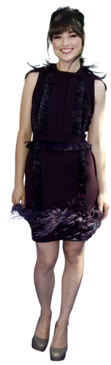 Adoramos o tom beringela na pele clara da actriz Crystal Reed. As penas e plumas dão a graça a este vestido de corte simples mas lisonjeiro, tornando-o especial sem ser excessivo.