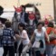 República Checa, 08.08.2011 | Turistas japoneses em fuga, assustadas com a carruagem que cruza a praça velha de Praga. 