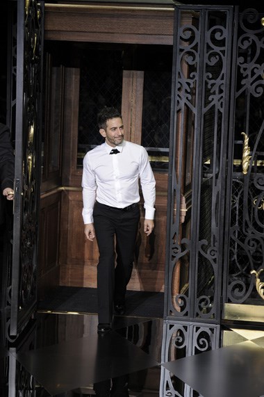 Marc Jacobs no encerramento do desfile Louis Vuitton na Semana de Moda de Paris.