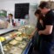 Inglaterra, 21 de Agosto de 2001 A família Cameron, que está de férias perto do Cornish resort de Port Isaac, visitou a peixaria para comprar peixe fresco local, que disseram ser para o jantar:um churrasco na praia