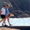 França, 09 de Julho de 2011 O Presidente francês, Nicolas Sarkozy, e a esposa, Carla Bruni-Sarkozy, passeiam junto a um dique, no Fort de Bregancon, em Bormes les Mimosas