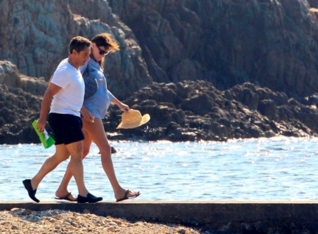 França, 09 de Julho de 2011 O Presidente francês, Nicolas Sarkozy, e a esposa, Carla Bruni-Sarkozy, passeiam junto a um dique, no Fort de Bregancon, em Bormes les Mimosas 