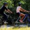 Massachusetts, 23 de Agosto de 2011 Uma ciclista anónima sorri ao Presidente dos Estados Unidos da América e à sua filha Malia, durante um passeio de bicicleta em Martha’s Vineyard