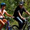 Massachusetts, 23 de Agosto de 2011 Barack Obama e a filha Malia passeiam de bicicleta