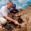 Rússia, 10 de Agosto de 2011 O primeiro-ministro russo, Vladimir Putin, desenterra um artefacto, guiado por um aluno de arqueologia numa escavação na península de Taman, no sul da Rússia